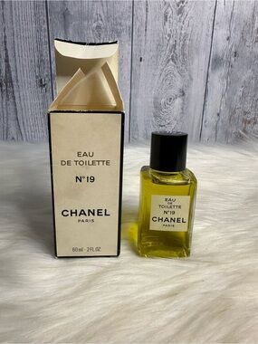 CHANEL N°19 Eau de Toilette Bottle - Yellow with Black Cap